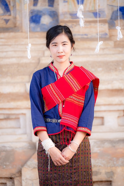 Retrato de menina asiática com vestido tradicional tailandês local famoso na zona rural da Tailândia