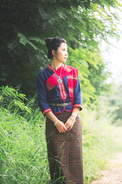 Retrato de menina asiática com vestido tradicional tailandês local famoso na zona rural da Tailândia