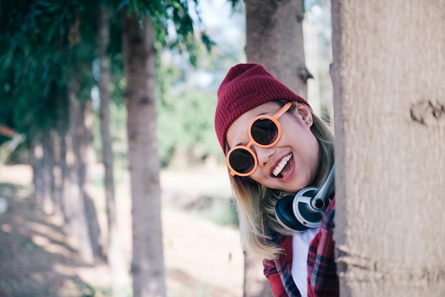 Retrato de menina asiática hipster usa estilo vintage de óculos de sol laranja