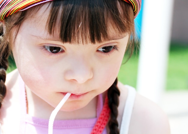 Retrato de menina bebendo suco