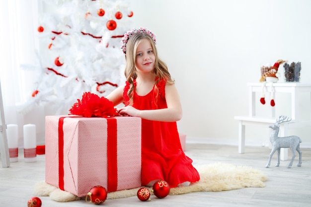 Retrato de menina bonita com decoração de Natal