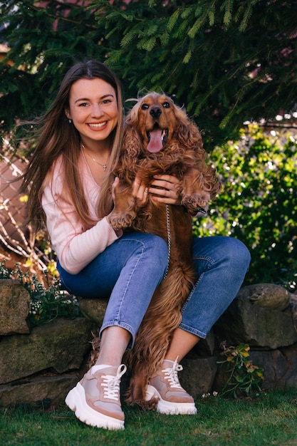 Retrato de menina bonita com sorriso radiante e maquiagem segurando