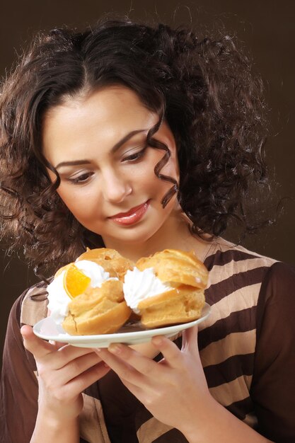 Retrato de menina bonita, comer bolo