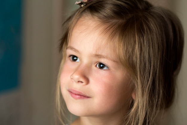 Retrato de menina bonita jovem criança