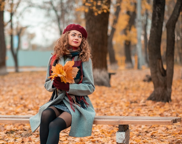 Retrato de menina bonita no fundo amarelo folhas