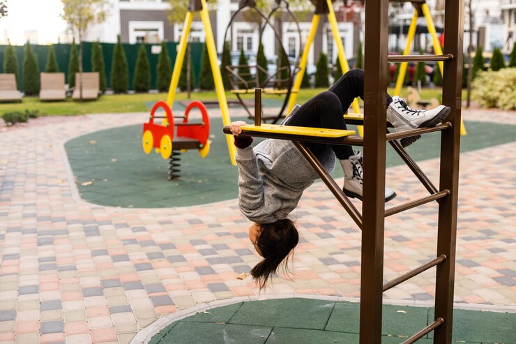 Foto retrato de menina bonita no playground.