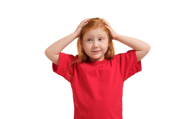 Foto retrato de menina bonita ruiva emocional isolada em um branco