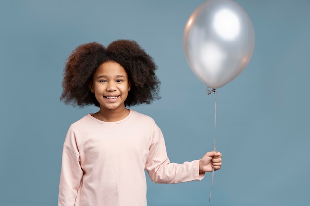 Foto retrato de menina bonitinha com balão