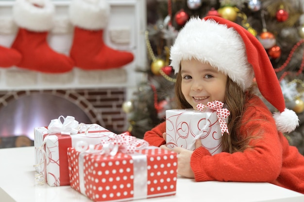 Retrato de menina bonitinha com presentes de Natal