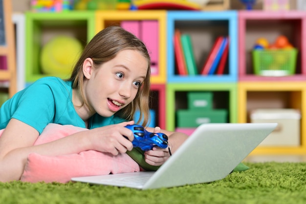 Retrato de menina bonitinha jogando jogo de computador