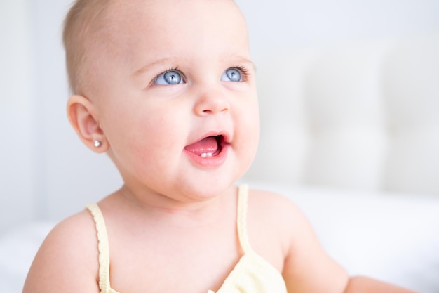 retrato de menina bonitinha sorrindo com os primeiros dentes de leite. criança recém-nascida saudável