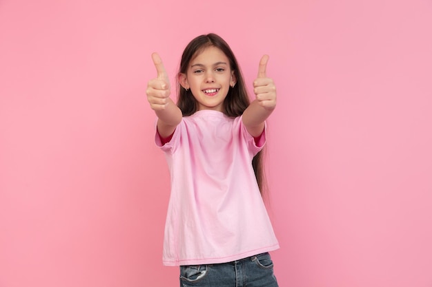 Foto retrato de menina caucasiana isolado em rosa, conceito de emoções