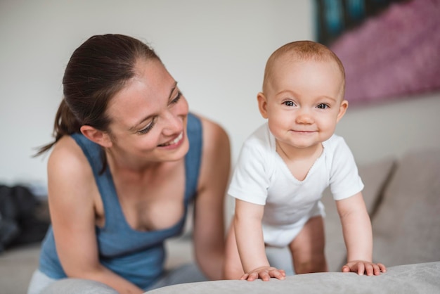 Retrato de menina com a mãe no sofá