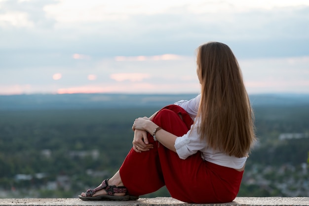 Retrato de menina com cabelo comprido em panorama