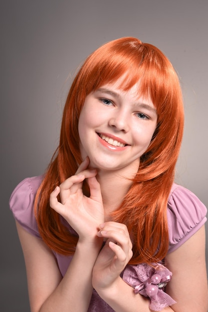 Retrato de menina com cabelo vermelho posando