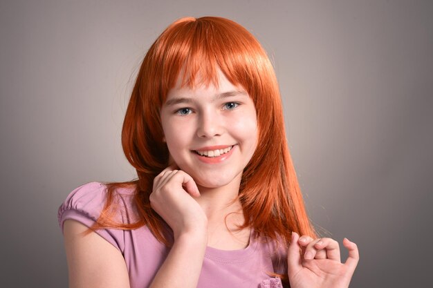 Retrato de menina com cabelo vermelho posando