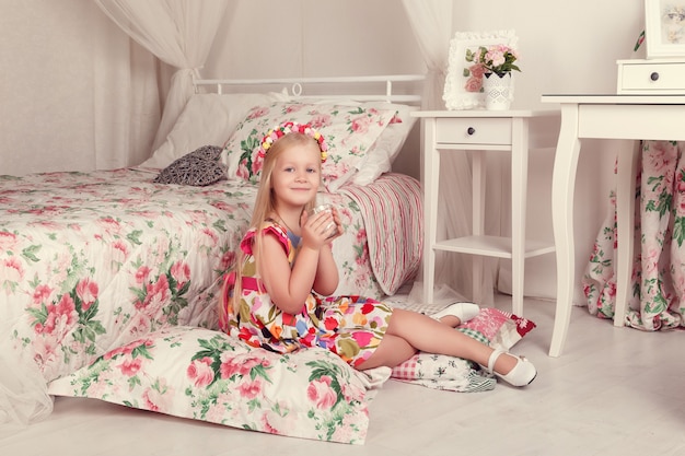 Retrato de menina com coroa de flores