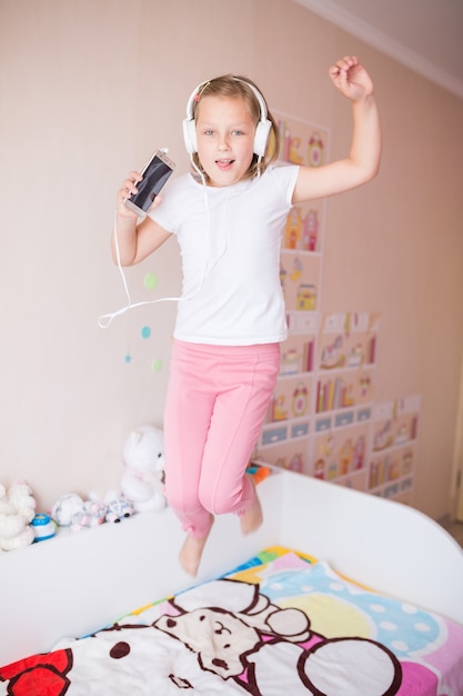 retrato de menina com fones de ouvido