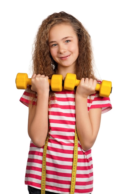 Retrato de menina com halteres isolados em fundo branco