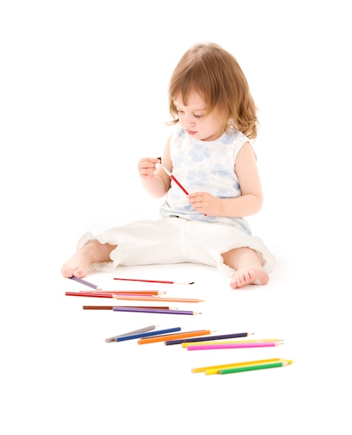 retrato de menina com lápis de cor sobre parede branca