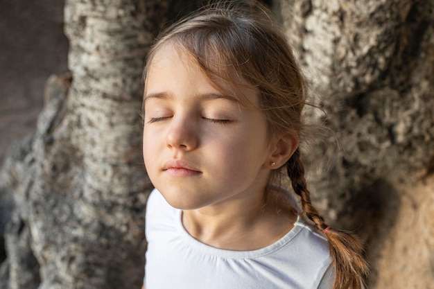 Foto retrato de menina com os olhos fechados