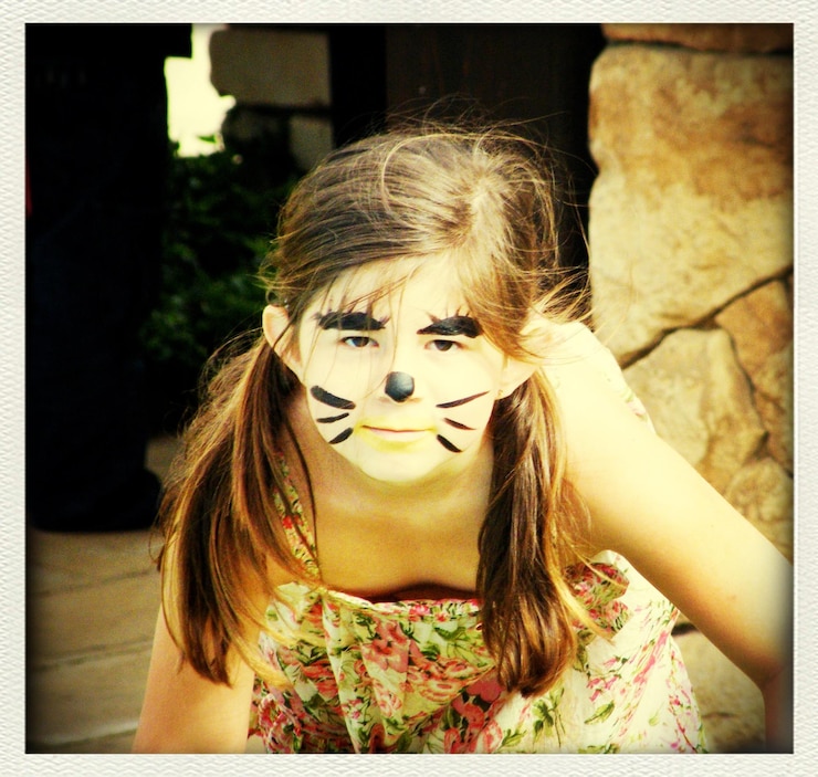 Foto retrato de menina com pintura no rosto