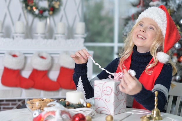 Retrato de menina com presente de Natal