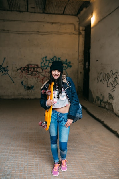 Foto retrato de menina com roupas casuais