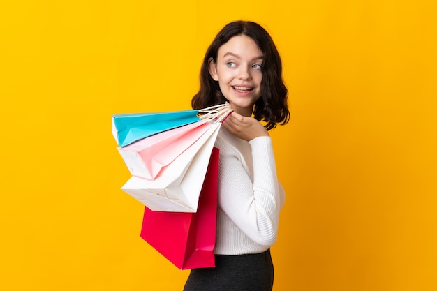 retrato de menina com sacolas de compras