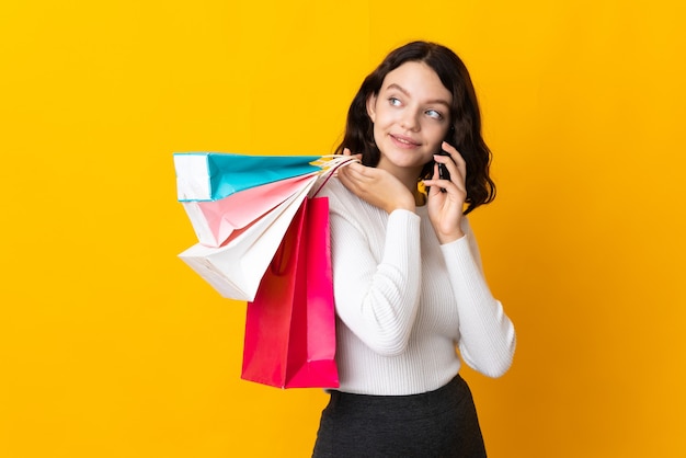 retrato de menina com sacolas de compras