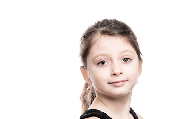 Retrato de menina contra fundo branco