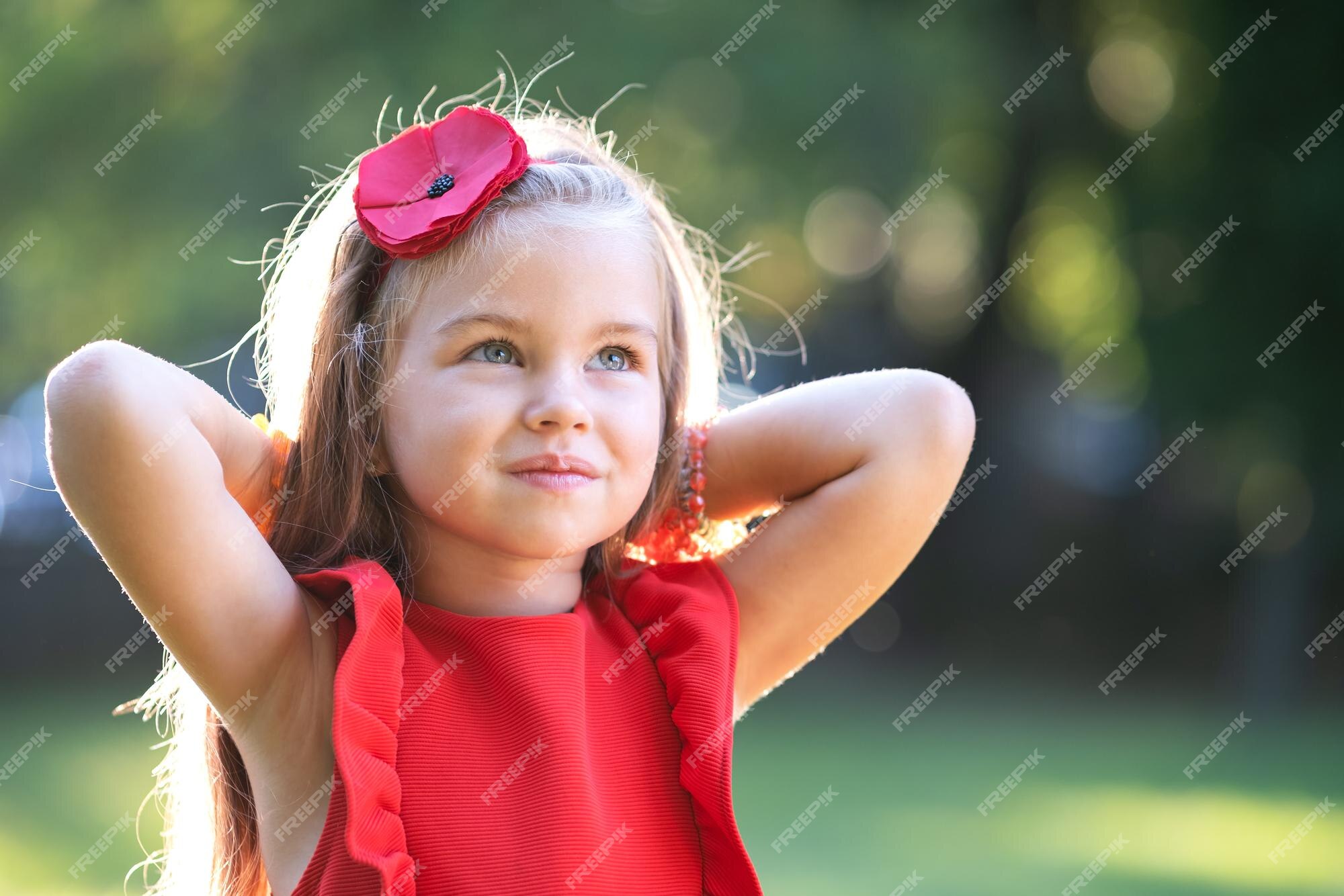 Retrato De Uma Menina Bonita Da Criança De 8 Anos Imagem de Stock - Imagem  de felicidade, excitamento: 102648585