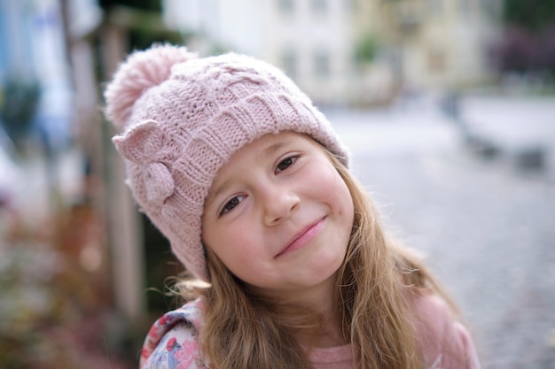 Retrato de menina criança bonitinha de chapéu rosa