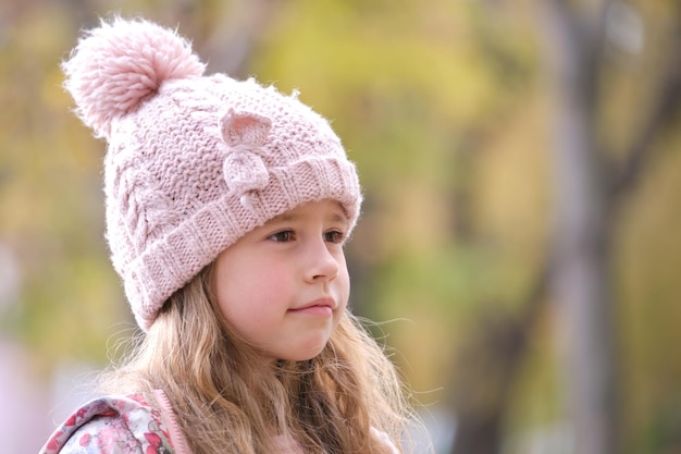 Retrato de menina criança bonitinha de chapéu rosa