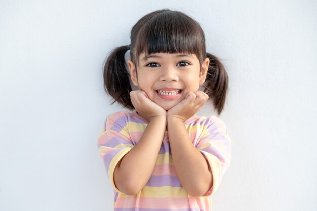 Retrato de menina criança feliz e sorridente isolada no fundo branco