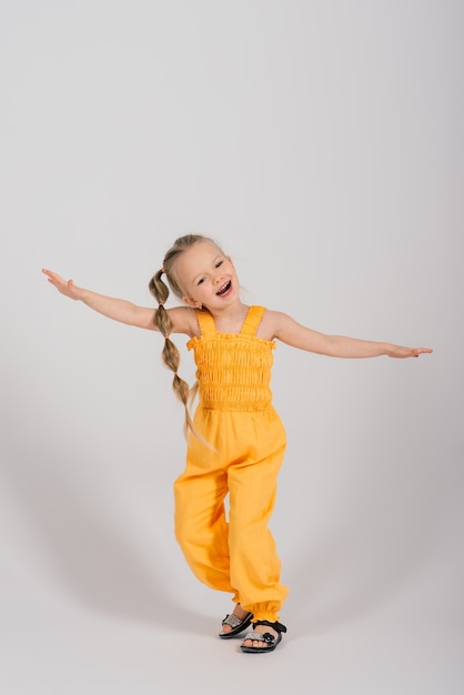 Foto retrato de menina criança feliz e sorridente