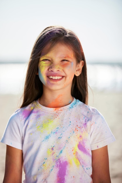 Foto retrato de menina criança feliz em tintas de azevinho