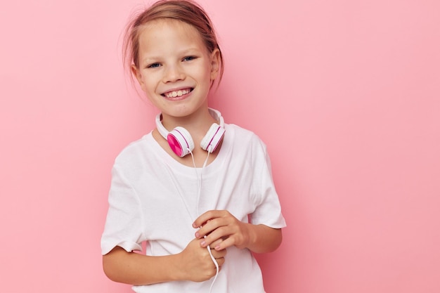 Retrato de menina criança sorridente feliz posando fundo isolado de fones de ouvido