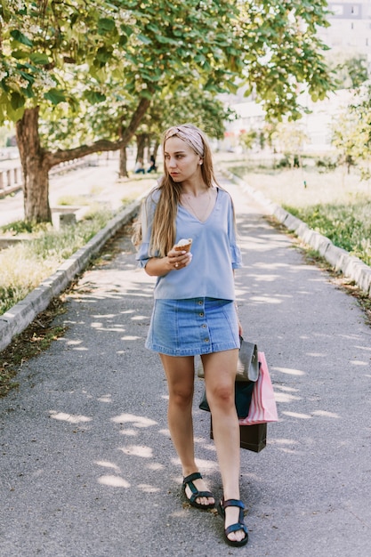 Retrato de menina de estilo de vida de cidade de verão