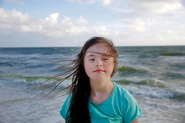 Retrato de menina de síndrome de down sorrindo no fundo do mar