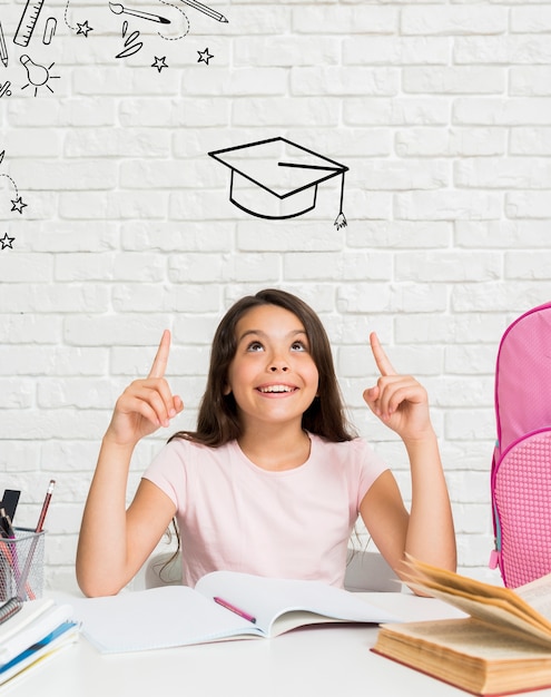 Foto retrato de menina de tiro médio com fundo de formatura