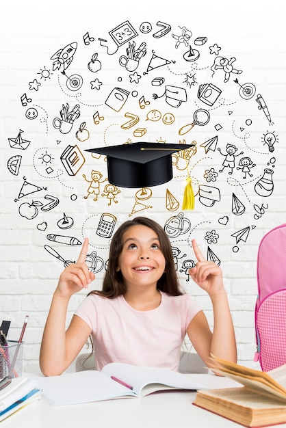 Foto retrato de menina de tiro médio com fundo de formatura