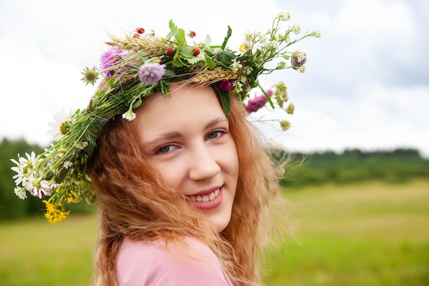 Retrato de menina de vestido rosa com coroa de flores silvestres