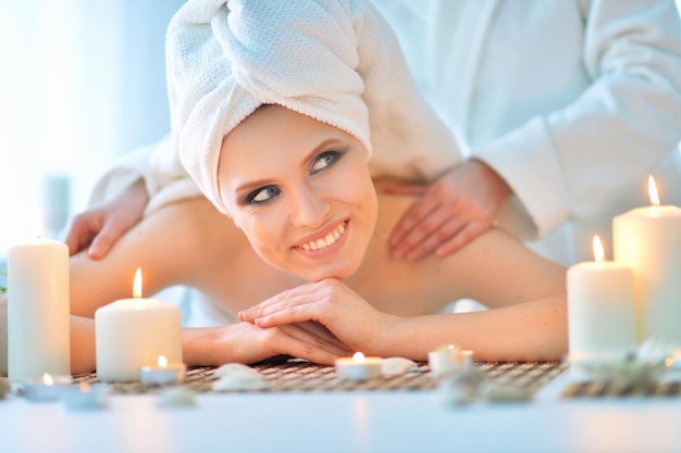 Foto retrato de menina deitada em uma cama de massagem