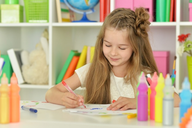 Retrato de menina desenhando em casa