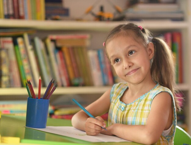 Foto retrato de menina desenhando em casa