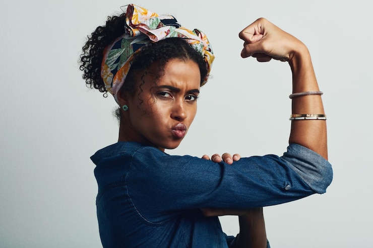Foto retrato de menina e forte com músculo em estúdio para mulheres empoderamento confiança e bocejo pessoa rosto e braço flexível com atitude para o feminismo luta pela igualdade de gênero e sucesso em fundo branco