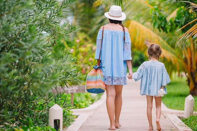 Retrato de menina e mãe nas férias de verão