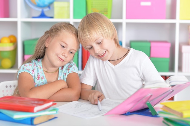 Retrato de menina e menino dando aulas