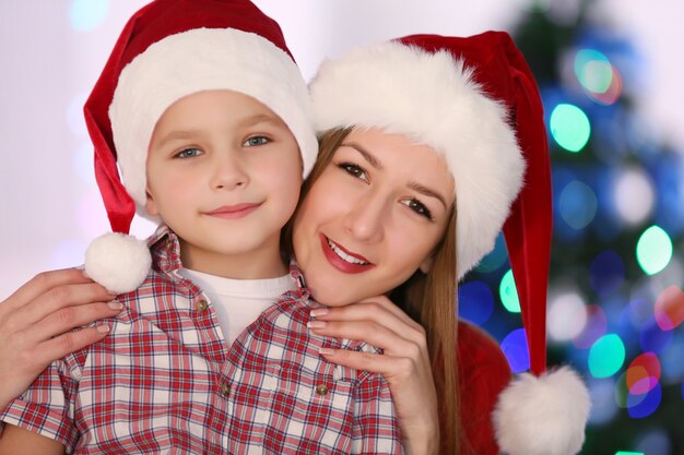 Retrato de menina e menino na sala de Natal decorada, close-up
